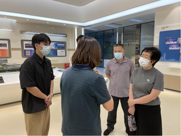 佳保陪同深圳某政府领导开展夜间消防检查