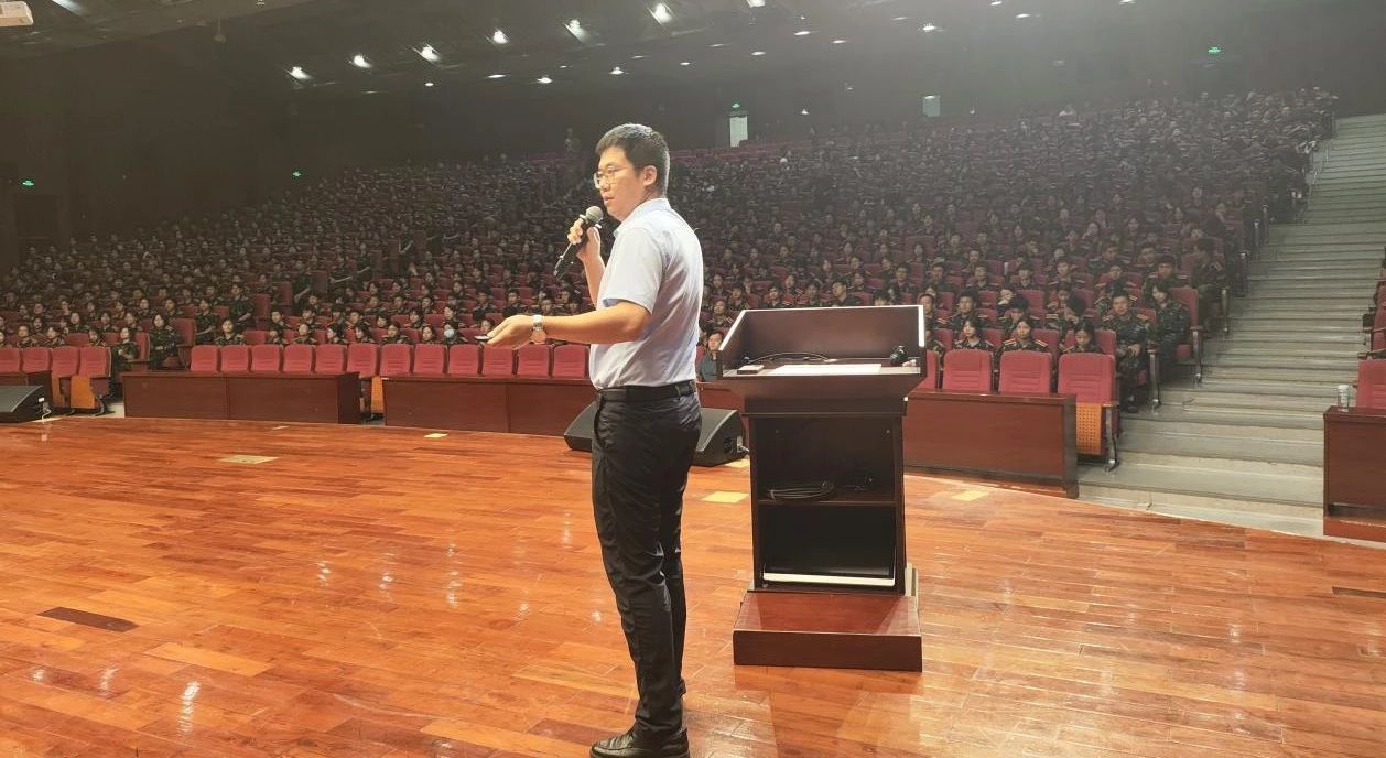 佳保安全助力学院千名新生共筑安全防线